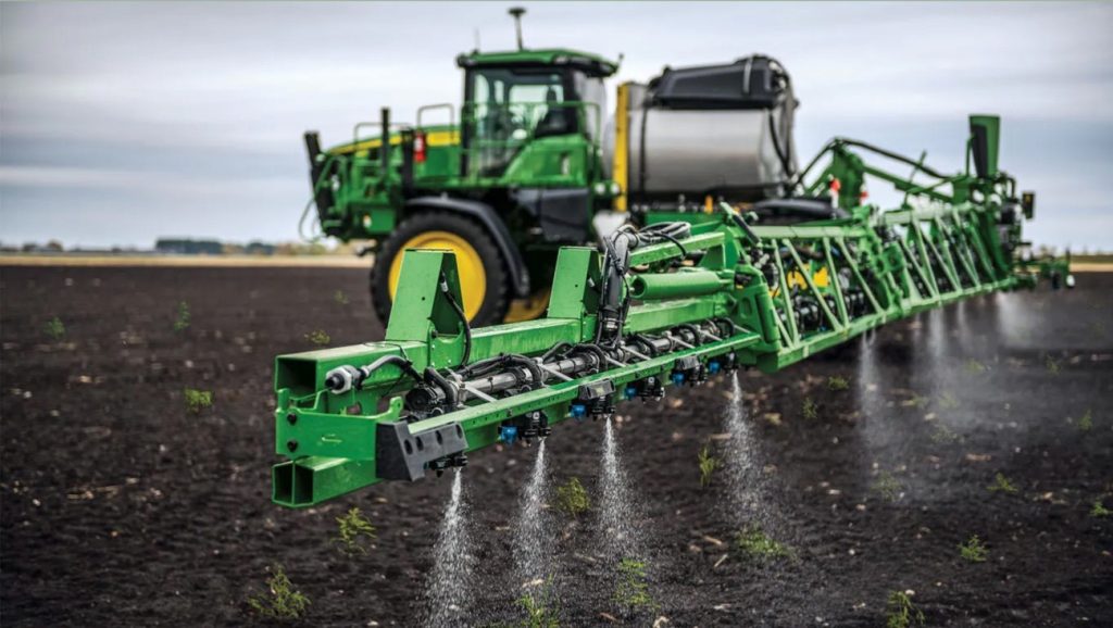 Lamusa y Servicios. Equipo agrícola de pulverizando cultivo