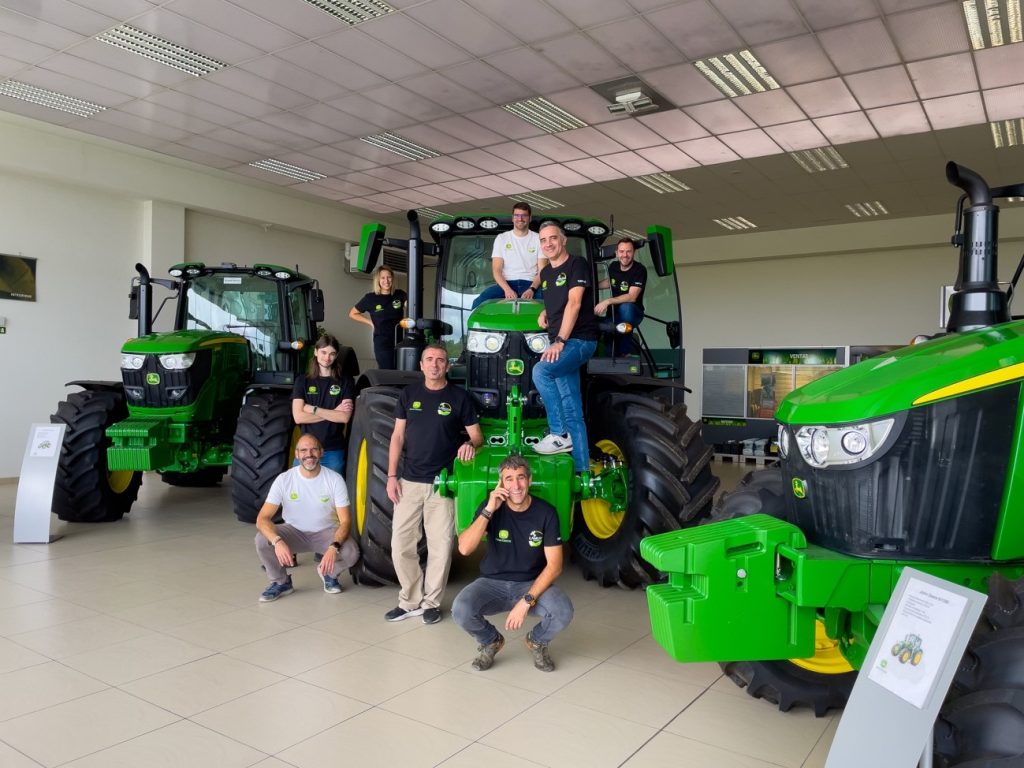 Lamusa y Servicios. El equipo de la empresa junto a algunos vehículos agrícolas de John Deere.