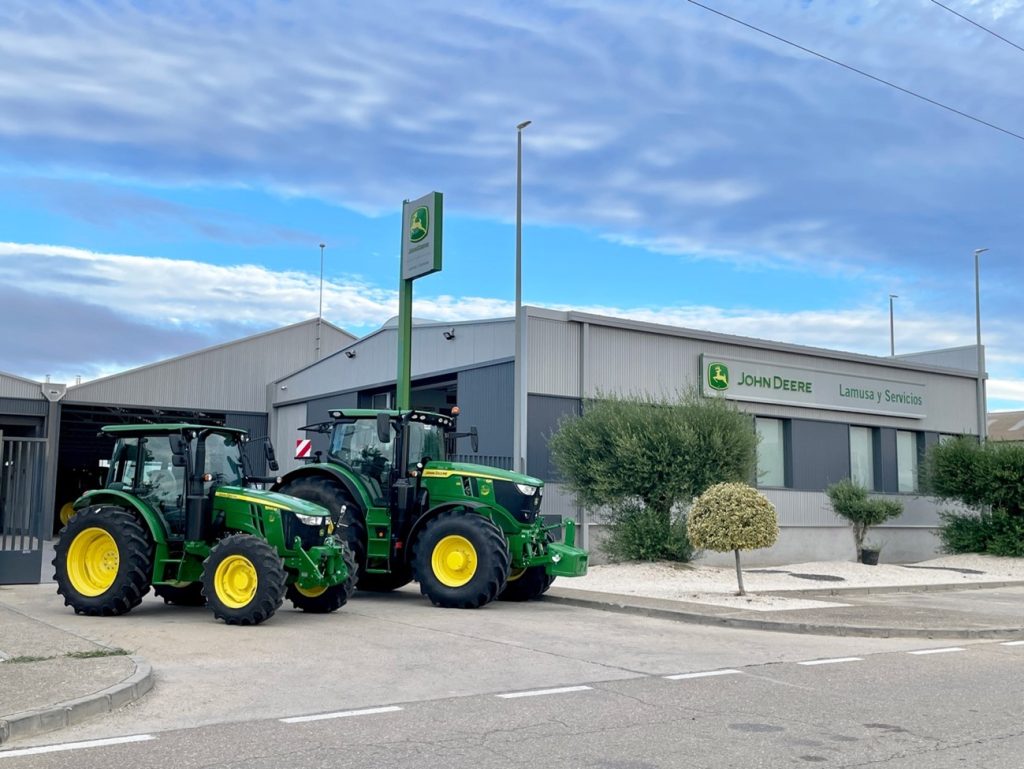 Lamusa y Servicios. Dos vehículos agrícolas a las puertas del concesionario oficial John Deere.